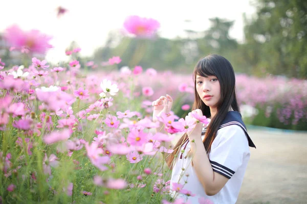 Porträtt Japansk Skolflicka Uniform Med Rosa Kosmos Blomma — Stockfoto