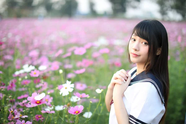 Potret Seragam Gadis Sekolah Jepang Dengan Bunga Kosmos Merah Muda — Stok Foto