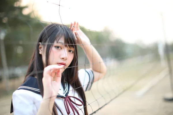 Retrato Hermosa Asiática Japonesa Secundaria Chica Uniforme Buscando Con Red —  Fotos de Stock