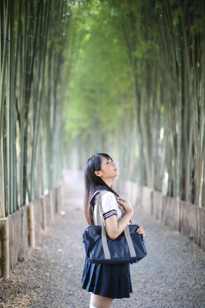 Portret Pięknej Azjatyckiej Japońskiej Szkoły Średniej Dziewczyna Mundur Patrząc Bambusowym — Zdjęcie stockowe