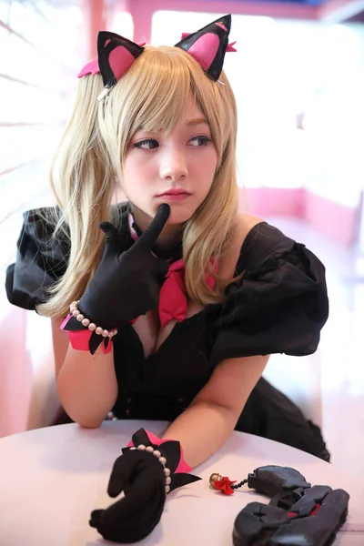 日本のアニメコスプレ ピンクの部屋の背景の女の子のコスプレの肖像画 — ストック写真