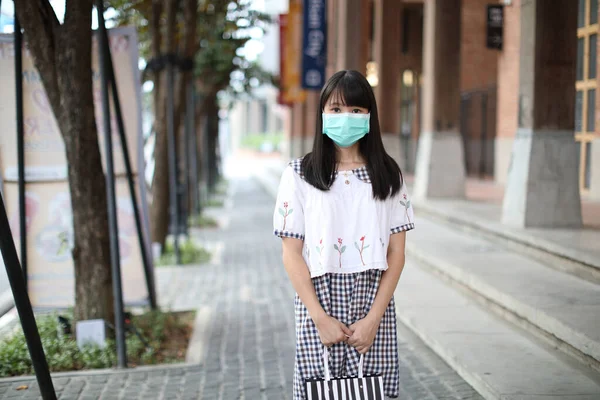 Portret Jonge Vrouw Met Masker Winkelen Buurtwinkel Urbanine Covid Virus — Stockfoto