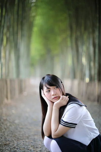 Portré Gyönyörű Ázsiai Japán Középiskolai Lány Egyenruha Látszó Val Bambusz — Stock Fotó