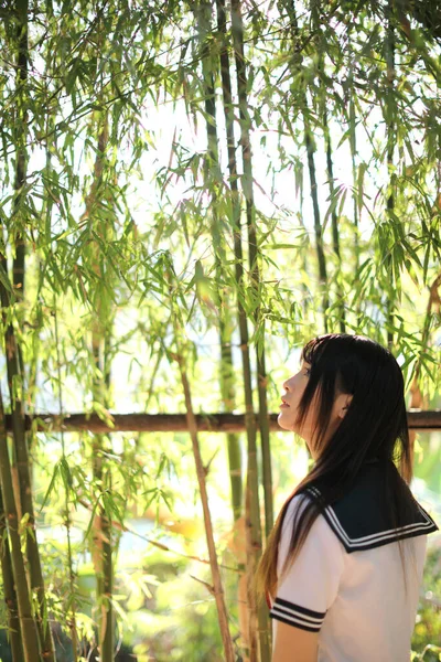 具有竹林背景的美丽的亚洲日本高中女生制服的肖像 — 图库照片