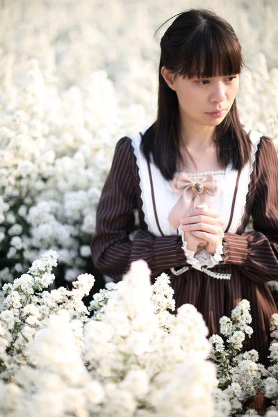 Porträtt Asiatisk Flicka Med Små Vita Blommor Bakgrund — Stockfoto