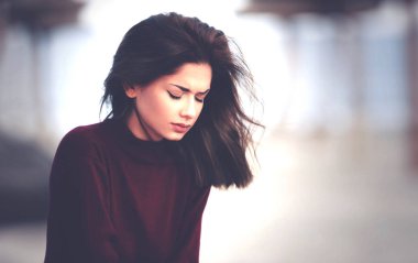 Sahilde üzgün dalgın kadınla