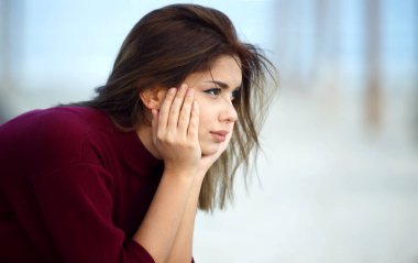 Sahilde dalgın depresif Teen