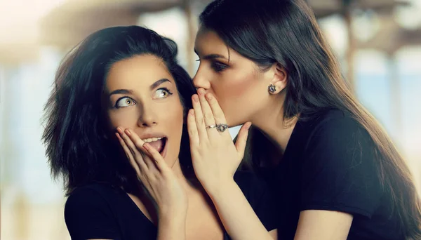 Mujer joven susurrando un secreto a una amiga. Rumores Conce — Foto de Stock