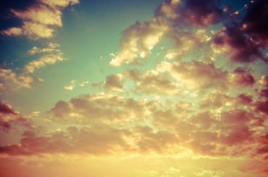 Sarı Mavi günbatımı gökyüzü güneş ışığı ile