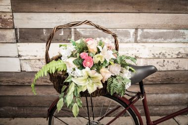 Çiçek sepeti olan klasik bir bisiklet.