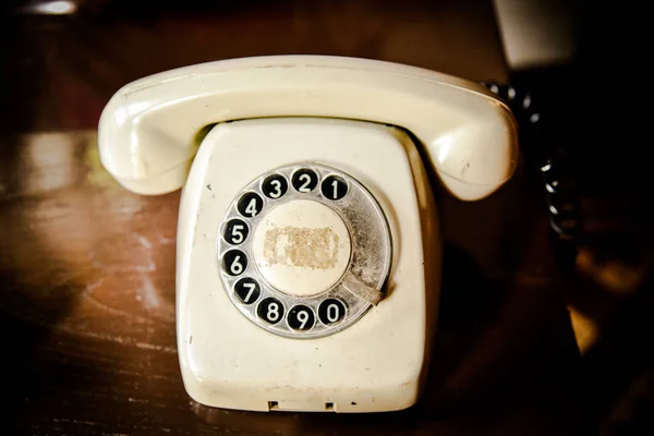 Téléphone Vintage Sur Vieille Table — Photo