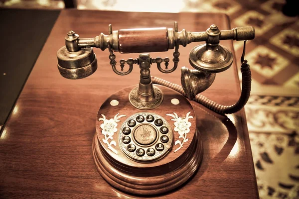 Sztuka Telefon Stary Stół — Zdjęcie stockowe