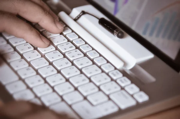 Empresario Manos Ocupadas Utilizando Ordenador Portátil Escritorio Oficina — Foto de Stock