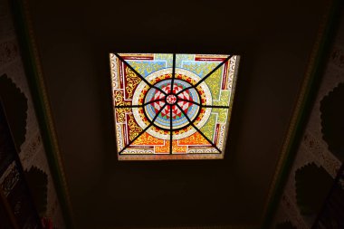 Renkli mozaik vitray. İç tasarım