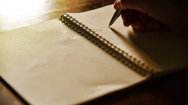 Schrijven van de notitie op houten tafel — Stockfoto