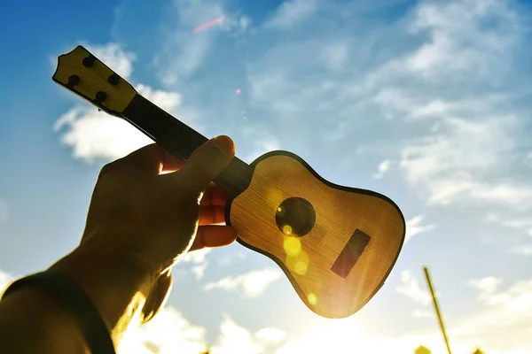 Gitaar houden in de lucht — Stockfoto