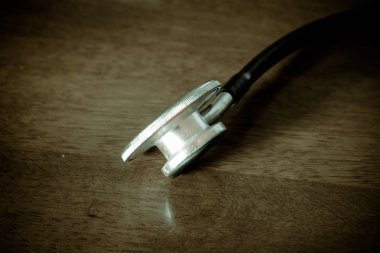 Stetoskop ahşap teble üzerinde