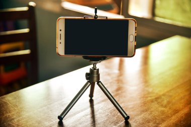 Smartphone bir tripod üzerinde