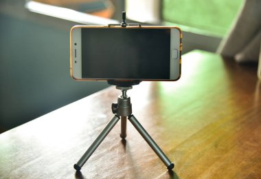 Smartphone bir tripod üzerinde