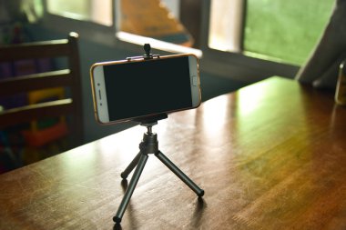 Smartphone bir tripod üzerinde