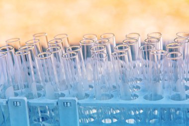 Laboratuvar bilim araştırma cam öğelerini damla birkaç test tüpleri birine ekleme. Bilimsel deneyde Bilim Araştırma Laboratuvarı.