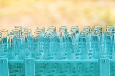 Laboratuvar bilim araştırma cam öğelerini damla birkaç test tüpleri birine ekleme. Bilimsel deneyde Bilim Araştırma Laboratuvarı.