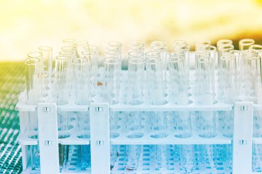 Laboratuvar bilim araştırma cam öğelerini damla birkaç test tüpleri birine ekleme. Bilimsel deneyde Bilim Araştırma Laboratuvarı.