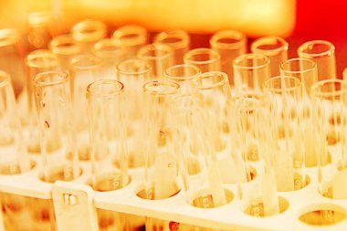 Laboratuvar bilim araştırma cam öğelerini damla birkaç test tüpleri birine ekleme. Bilimsel deneyde Bilim Araştırma Laboratuvarı.