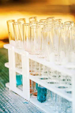 Laboratuvar bilim araştırma cam öğelerini damla birkaç test tüpleri birine ekleme. Bilimsel deneyde Bilim Araştırma Laboratuvarı.