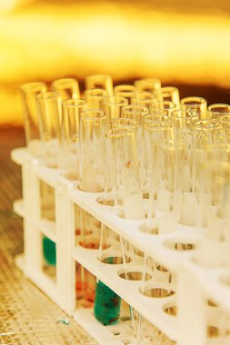 Laboratuvar bilim araştırma cam öğelerini damla birkaç test tüpleri birine ekleme. Bilimsel deneyde Bilim Araştırma Laboratuvarı.