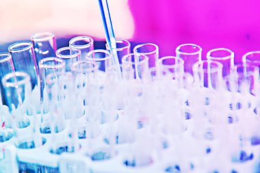 Laboratuvar bilim araştırma cam öğelerini damla birkaç test tüpleri birine ekleme. Bilimsel deneyde Bilim Araştırma Laboratuvarı.