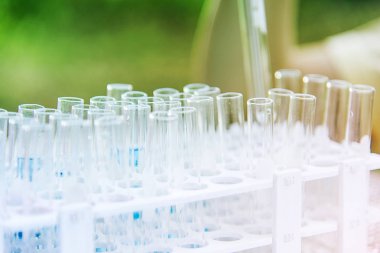 Laboratuvar bilim araştırma cam öğelerini damla birkaç test tüpleri birine ekleme. Bilimsel deneyde Bilim Araştırma Laboratuvarı.