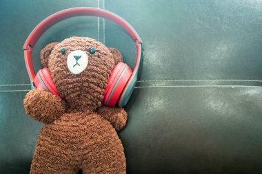 Kulaklıklı oyuncak ayı tığ işi bebek.