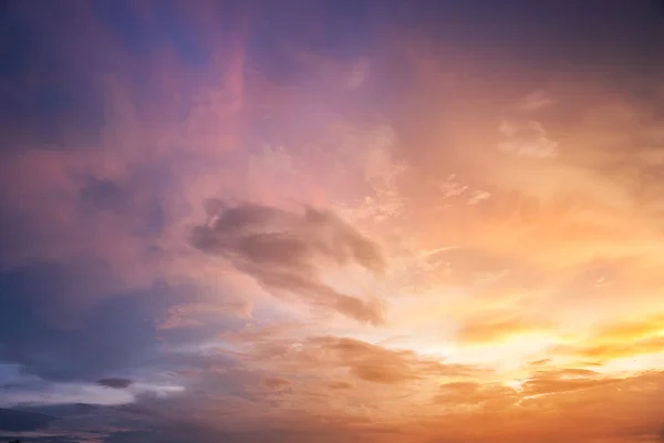 ท้องฟ้าที่สวยงามกับพระอาทิตย์ตกเมฆ — ภาพถ่ายสต็อก