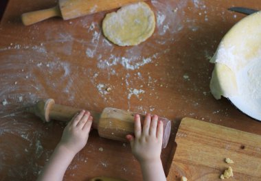 Çocuk dışarı hamur rulo