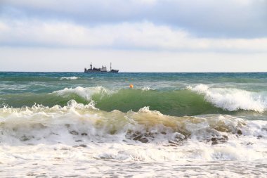 Deniz, dalgalar ve gemi