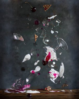 Kırık bir bardakla bir tatlı ve kiraz ve çikolatayla harmanlanmış..