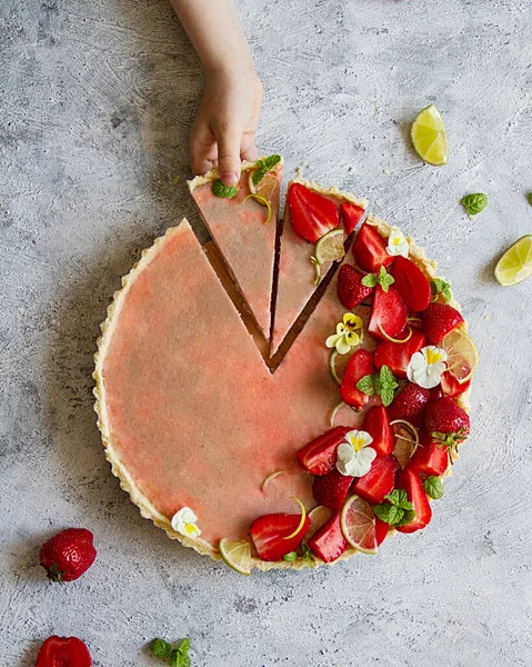 Torta Morango Fundo Cinza Água Topo Mão Uma Criança Alcança — Fotografia de Stock