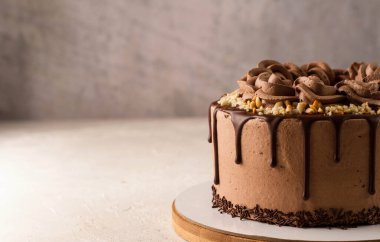 Gri arka planda çikolatalı pasta, yatay fotoğraf..