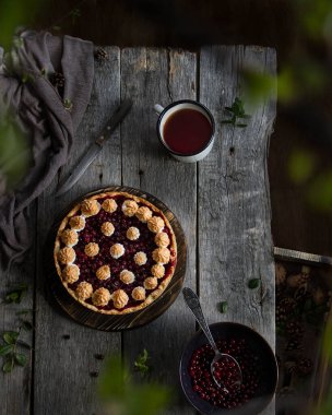 Üzerinde böğürtlen ve krema olan küçük kek eski gri tahtalar, üst manzara.