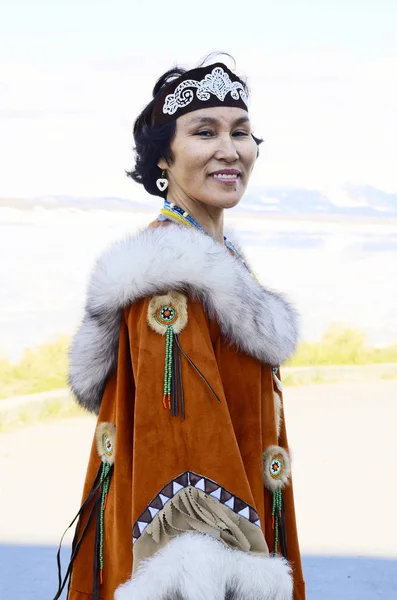 Açık Havada Folk Çukçi Kadın Kıdemli Portresi Elbise — Stok fotoğraf