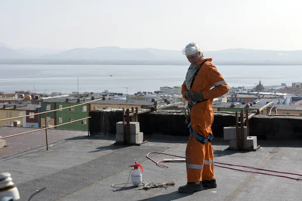 Steeplejack Testing His Gear Roof Building — Stock Photo, Image