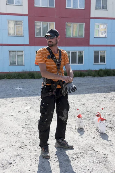 Steeplejack Controleert Zijn Apparatuur — Stockfoto