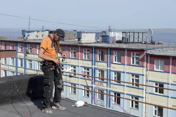 Türmer Testet Seine Ausrüstung Auf Dem Dach Des Gebäudes — Stockfoto