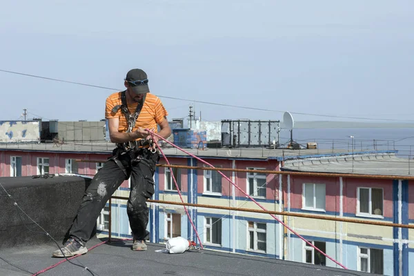 Türmer Testet Seine Ausrüstung Auf Dem Dach Des Gebäudes — Stockfoto