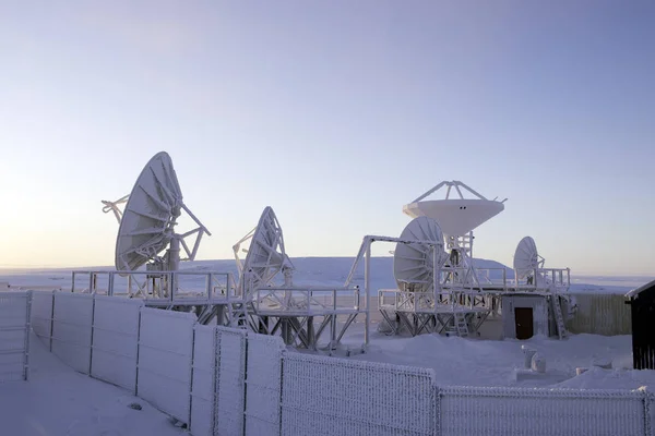 Zellstandort Der Arktis Gegen Sonnenuntergang lizenzfreie Stockbilder