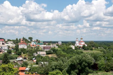 Rus köyü ve kilisesi yaz manzarasına karşı