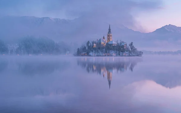 Lago Bled com a igreja — Fotografia de Stock