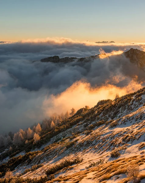 Ködös táj a hegyek között — Stock Fotó