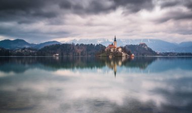 Bir bulutlu bahar gününde Lake Bled 